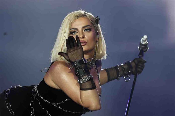 Bebe Rexha, 33 anni, una brutta ferita sul suo splendido volto