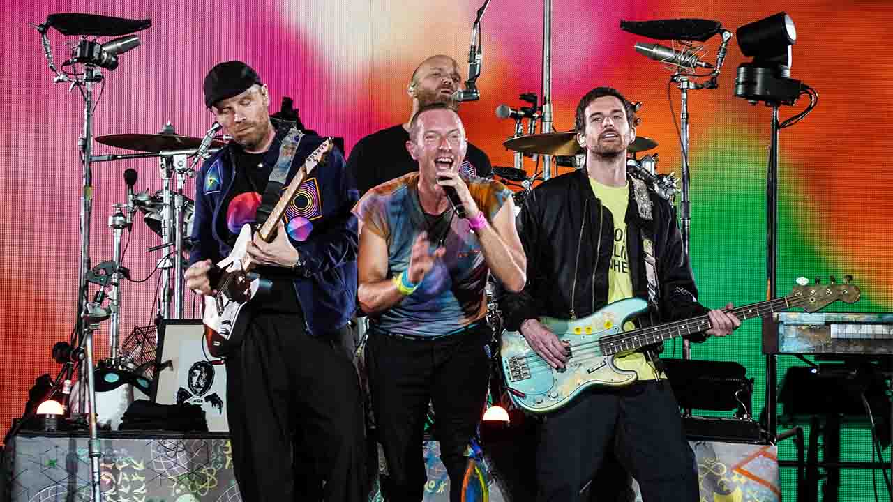 I Coldplay a San Siro, spettacolo coloratissimo