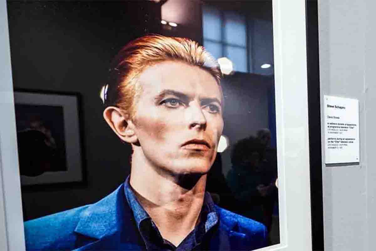 Una foto di David Bowie esposta in una mostra