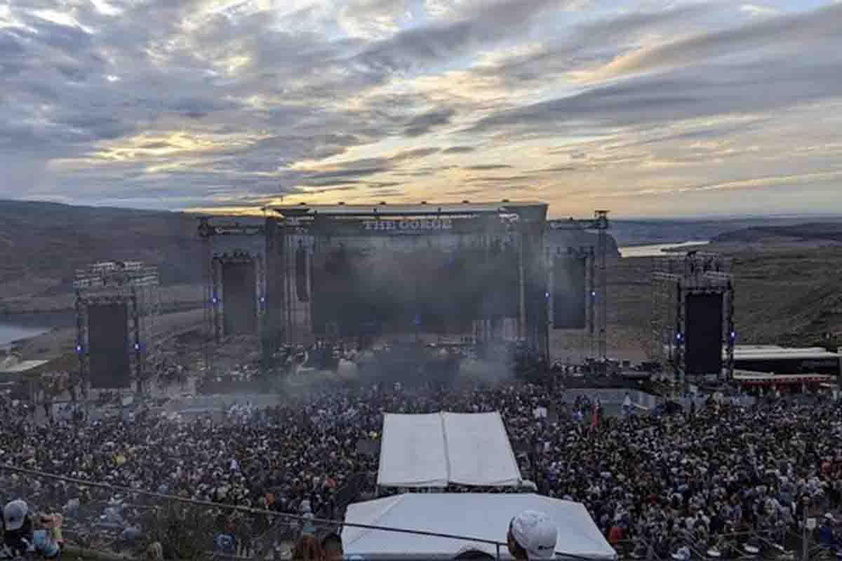 Un'immagine del palco del festival allestito al Gorge Amphiteatre