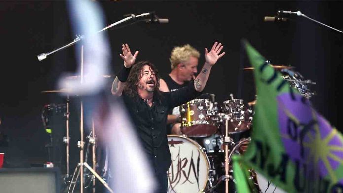 Dave Grohl ringrazia il pubblico dei Foo Fighters a Glastonbury