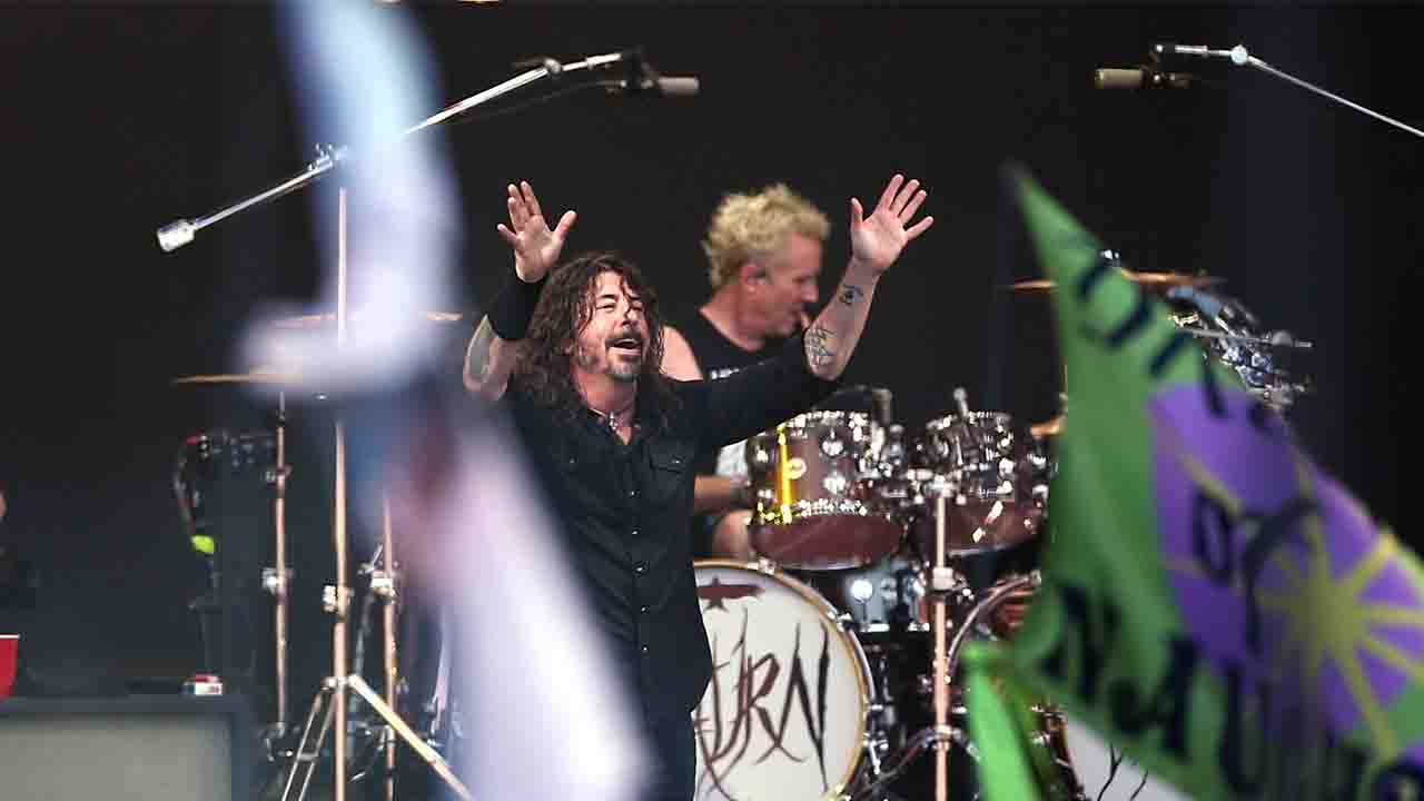 Dave Grohl ringrazia il pubblico dei Foo Fighters a Glastonbury