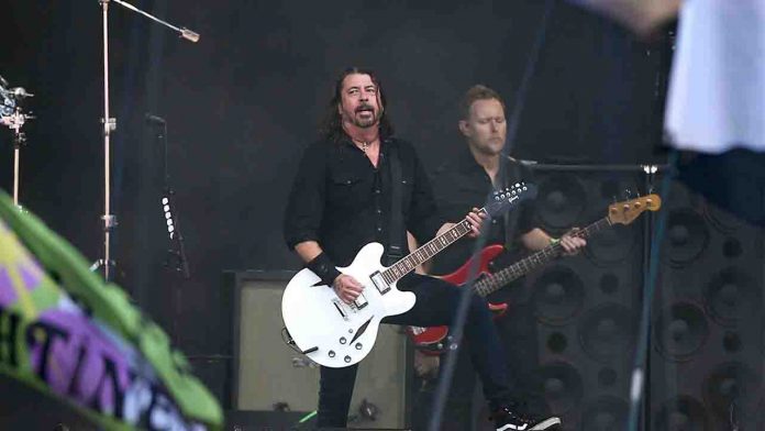 Dave Grohl Foo Fighters I Foo Fighters a Glastonbury si sono esibiti con il falso nome di The Chrunups