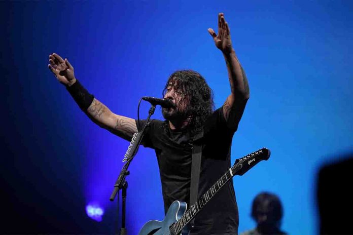 Dave Grohl dei Foo Fighters insieme ad Hayley Williams