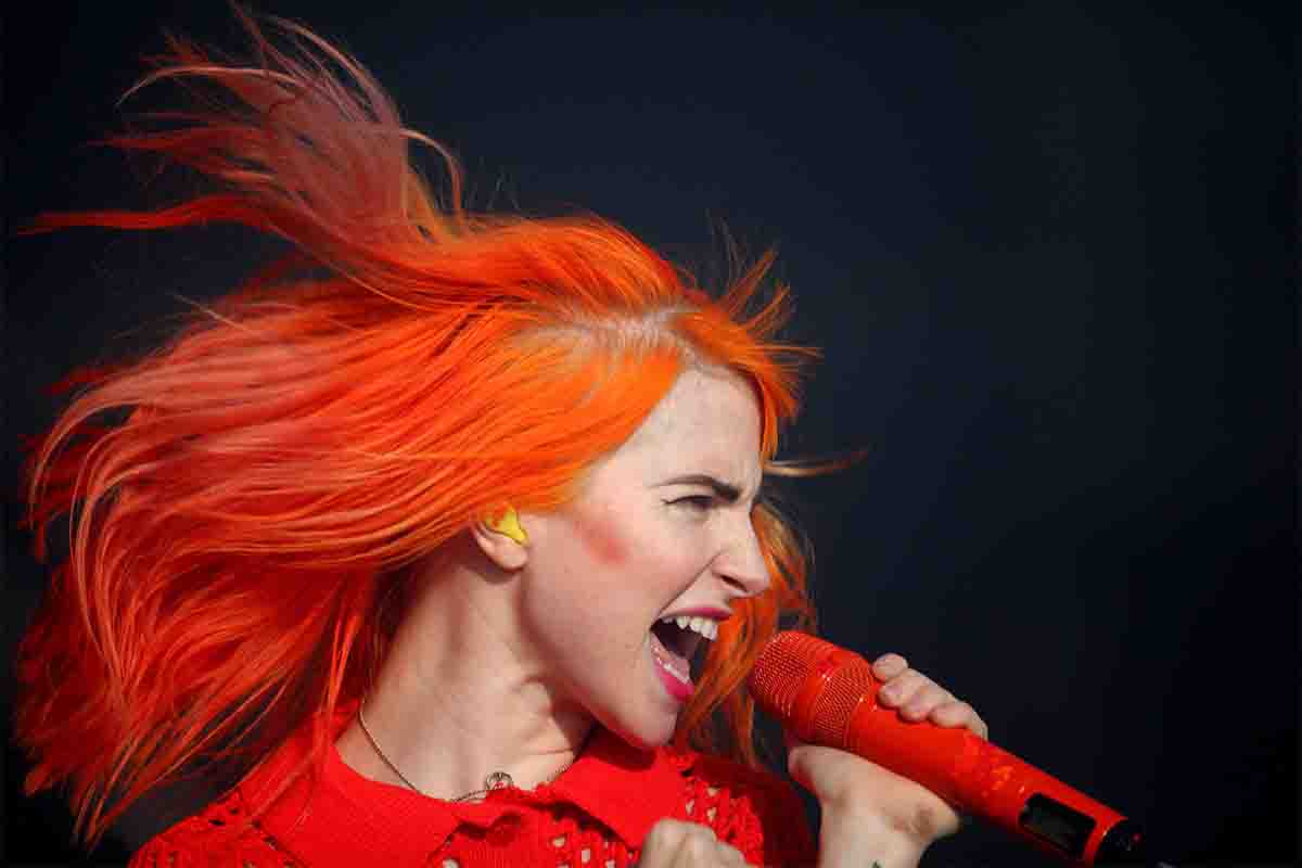 L'inconfondibile profilo di Hayley Williams dei Paramore, sul palco insieme ai Foo Fighters