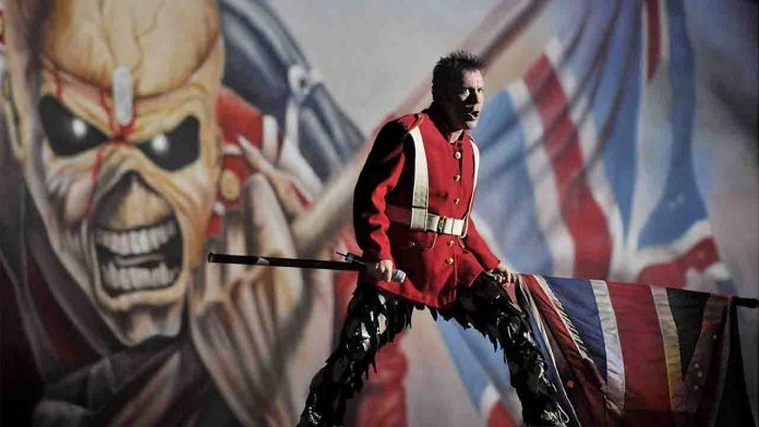 Iron Maiden Bruce Dickison Iron Maiden, Bruce Dickinson canta The Trooper sotto la sagoma di Eddie il Mutante