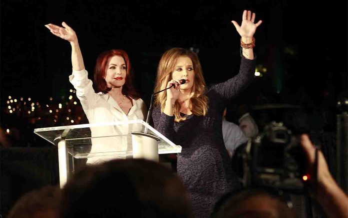 Lisa Marie Presley, a destra, accanto a sua madre Priscilla