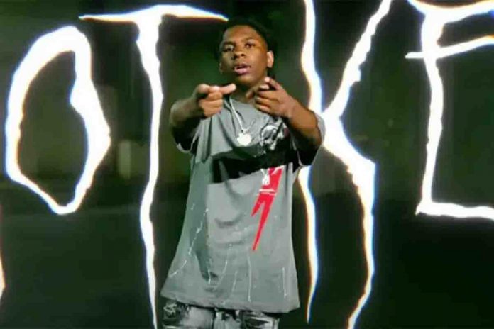 Rot Ken Rot Ken sul palco, una carriera da rapper interrotta da troppi arresti