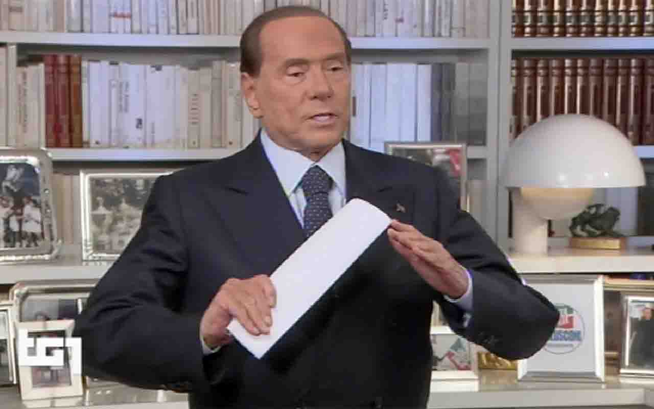 Silvio Berlusconi una grande passione per la musica napoletana
