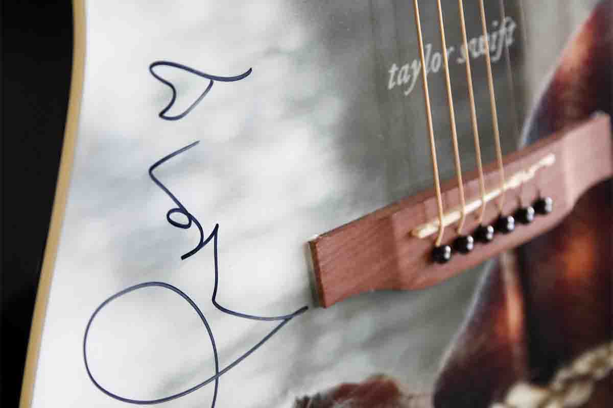 Un pezzo unico, la chitarra serigrafata e autografata da Taylor Swift 