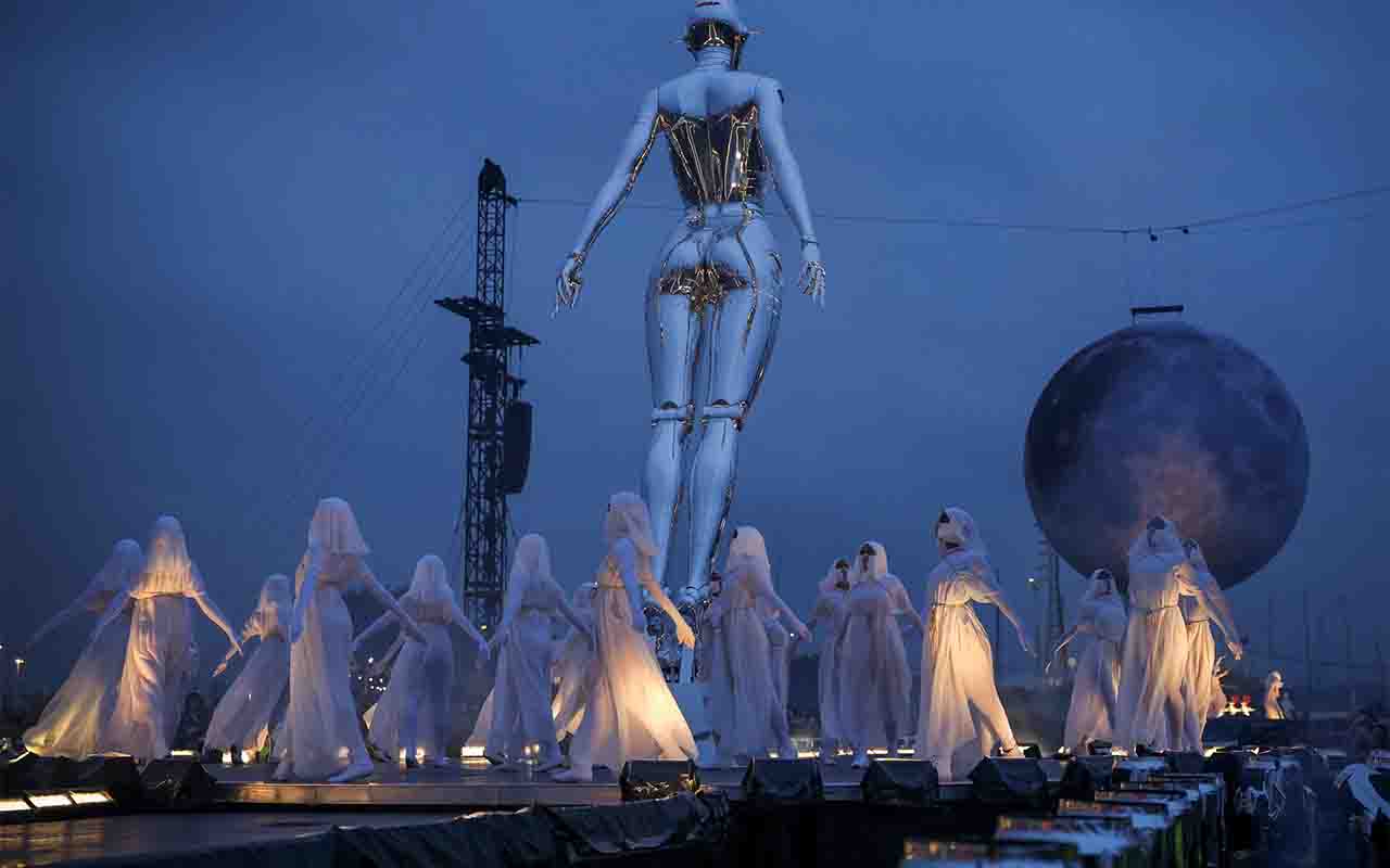 La dea-robot sul palco di The Weeknd