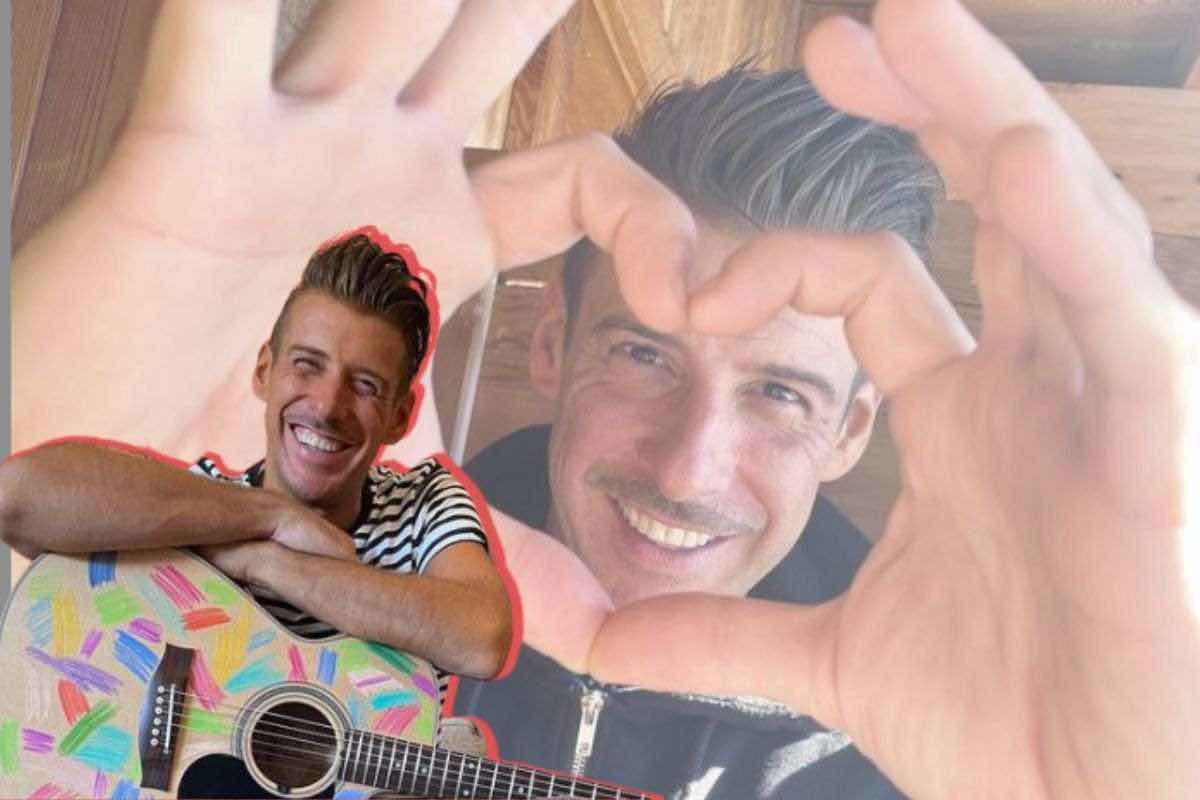 francesco gabbani prende una chitarra e canta