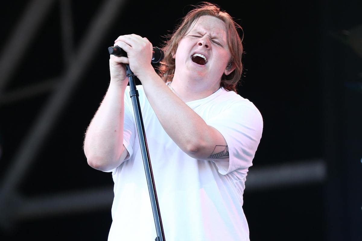 Il pubblico interviene e aiuta Lewis Capaldi