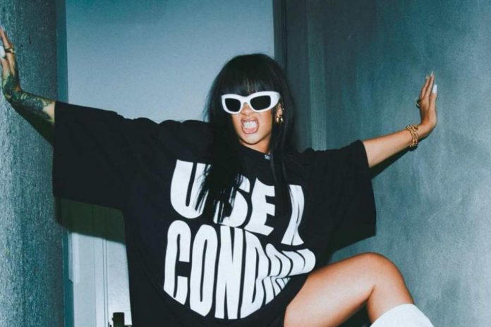 rihanna rihanna stupisce tutti alla paris fashion week