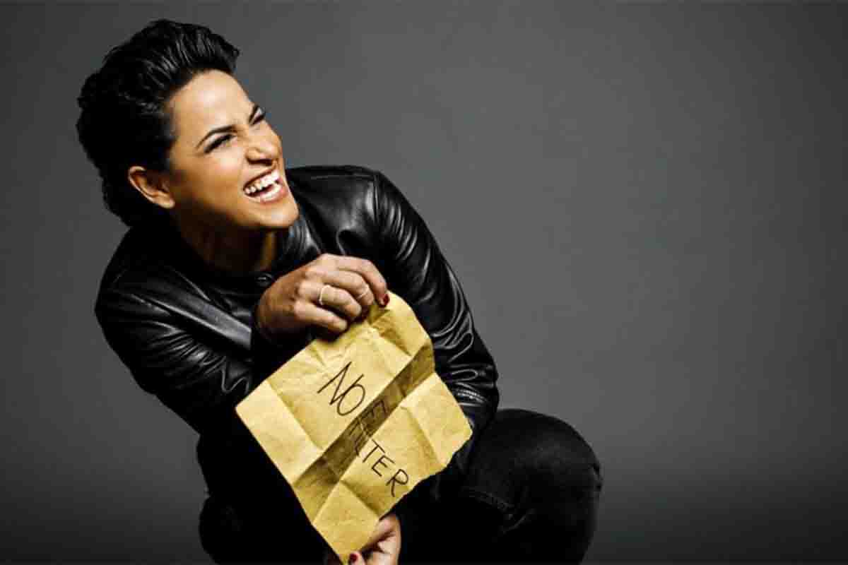 Karima in uno scatto promozionale per il suo progetto No Filter