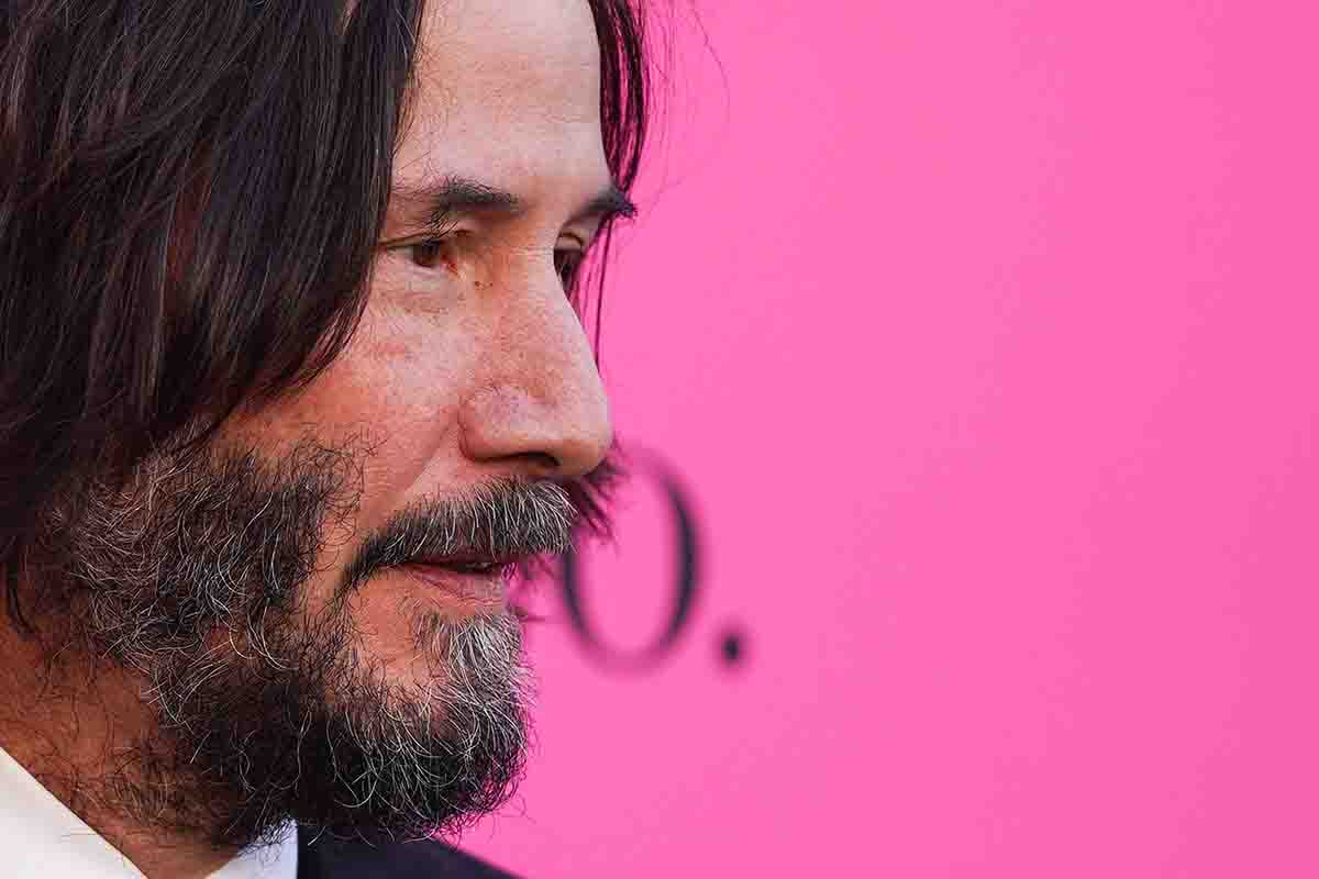 Un primo piano di Keanu Reeves che accantona il cinema per la musica