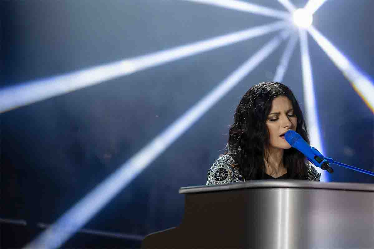 Laura Pausini, trent'anni di carriera, al via con un nuovo tour mondiale