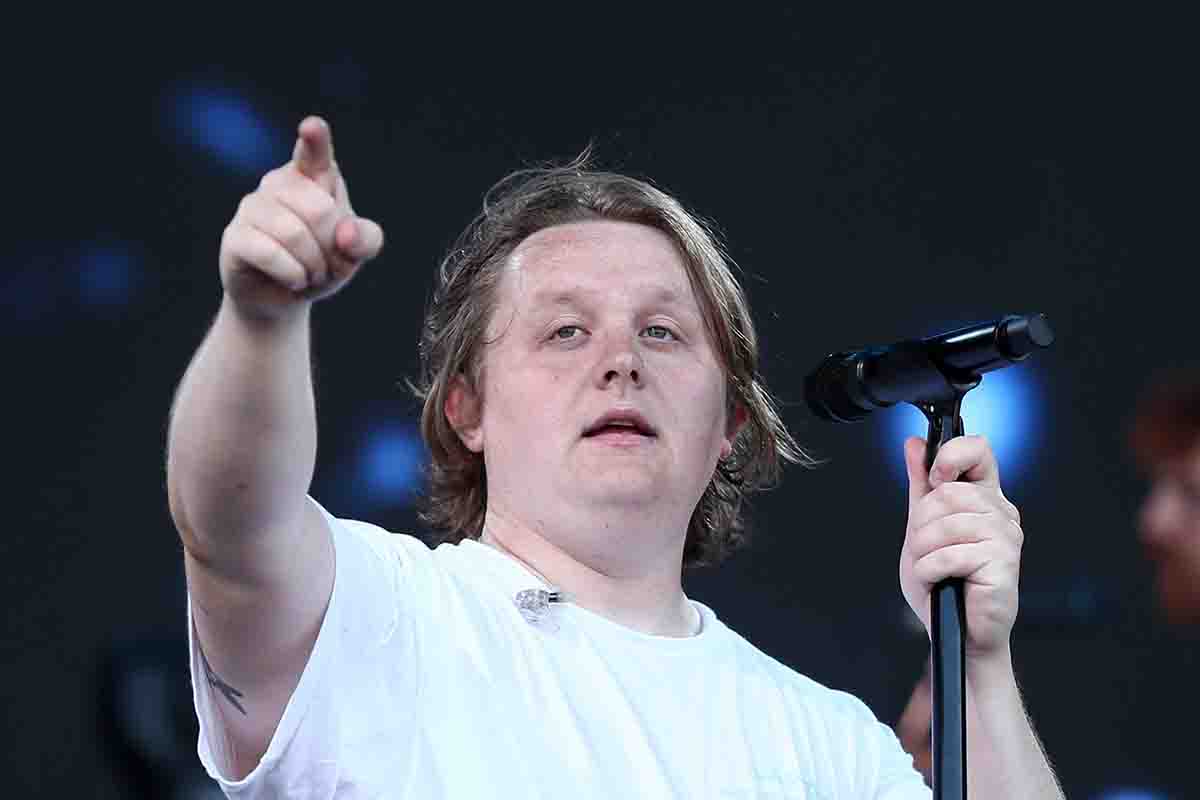 Lewis Capaldi torna a sorpresa sul palco