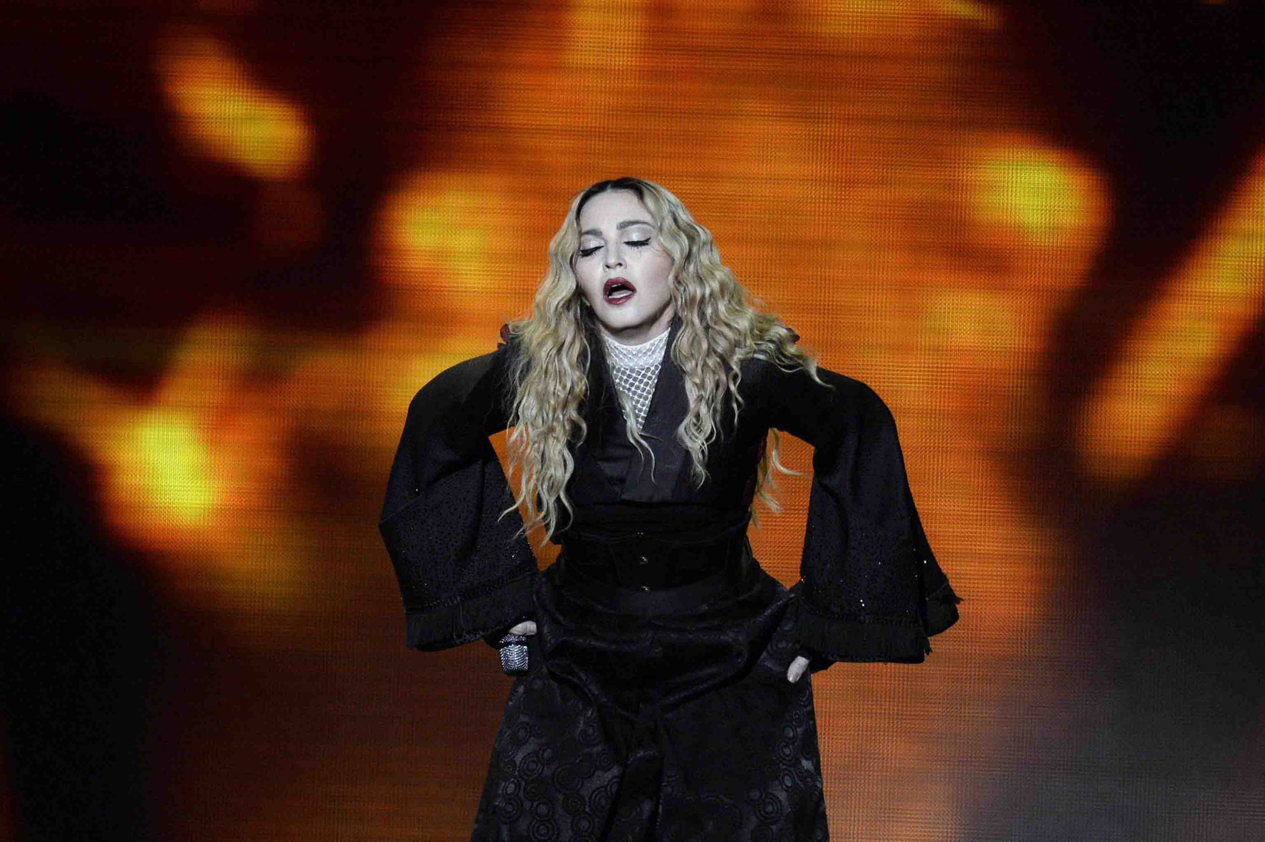 Madonna, 64 anni, costretta a un lungo periodo di riposo