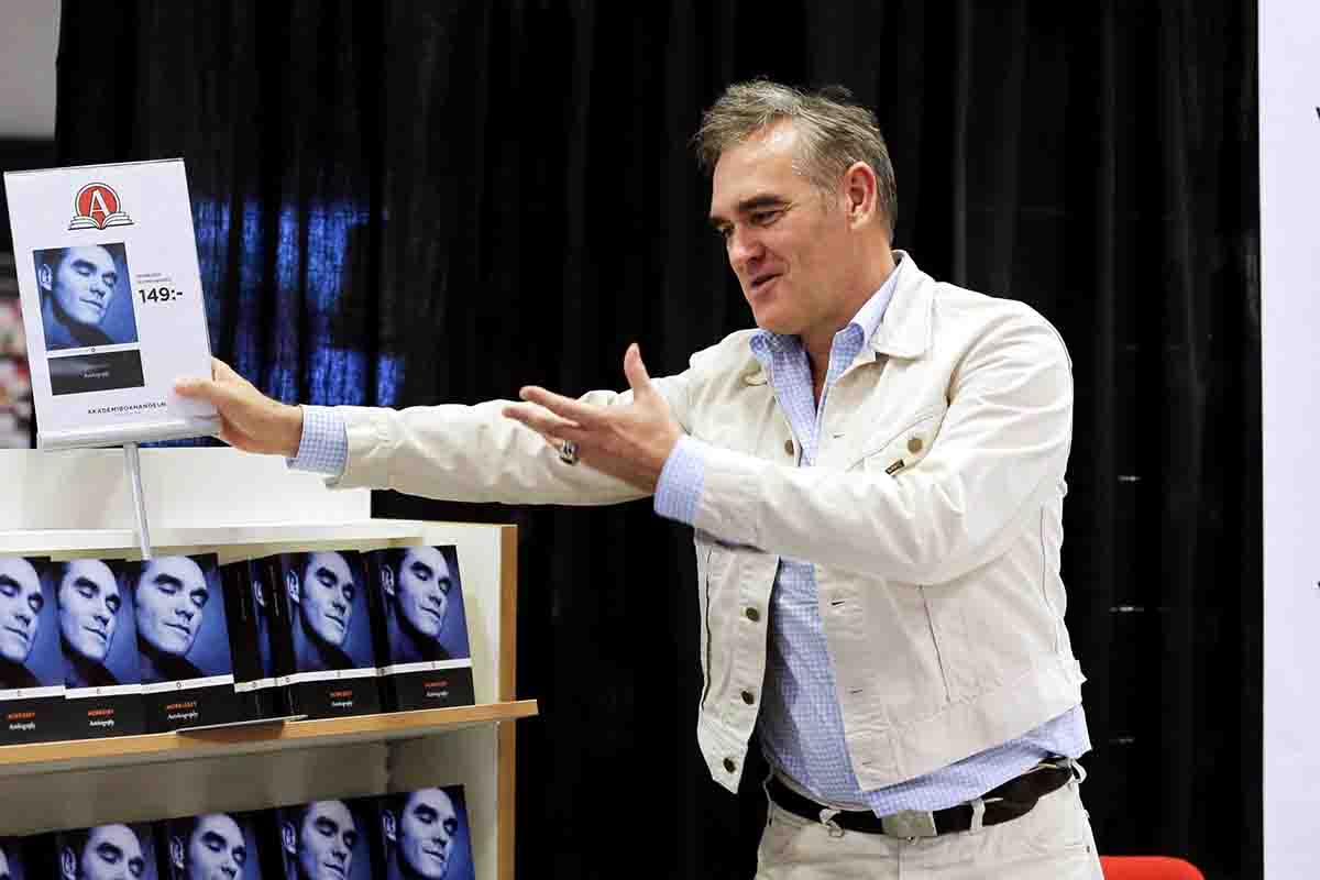 Morrissey, prima leader dei The Smiths, oggi abbracciato solista