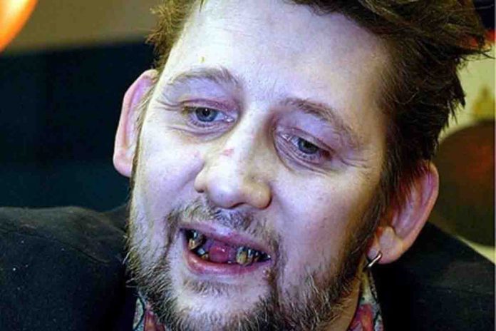 Shane McGowan The Pogues Shane McGowan dei The Pogues in una foto social di non molto tempo fa