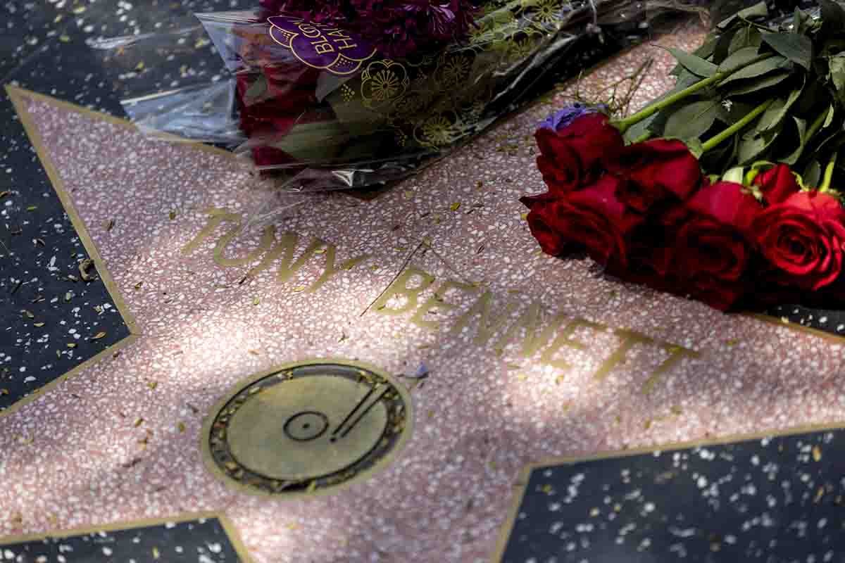 Fiori sulla stella di Tony Bennett nella Walk of Fame di Hollywood