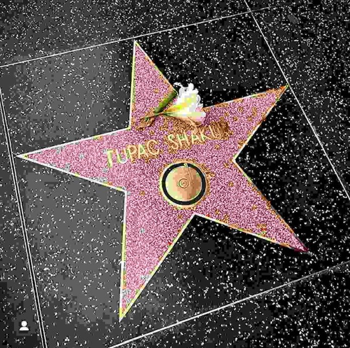 Fiori freschi sulla stella di Tupax Shakur inaugurata poche settimane fa sulla Walk of Fame di Hollywood