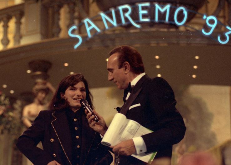 Laura Pausini e Pippo Baudo durante il Festival di Sanremo del 1993