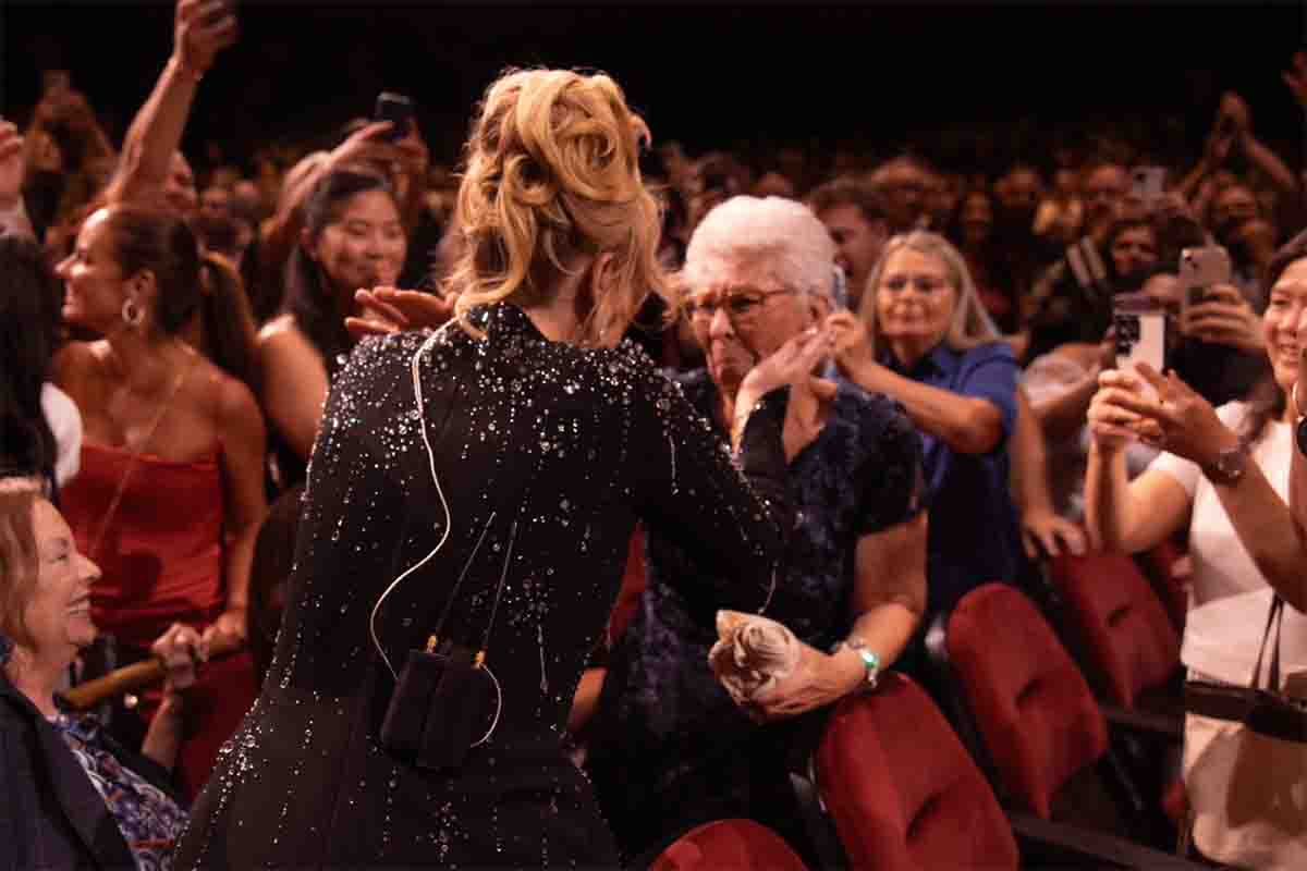 Una splendida immagine di Adele che saluta una sua spettatrice tra il pubblico