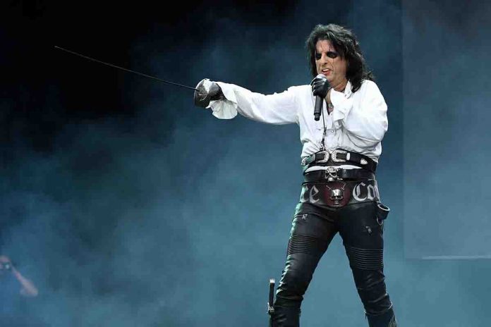 Alice Cooper Alice Cooper, il re dello shock rock, amico personale e collega di Johnny Depp