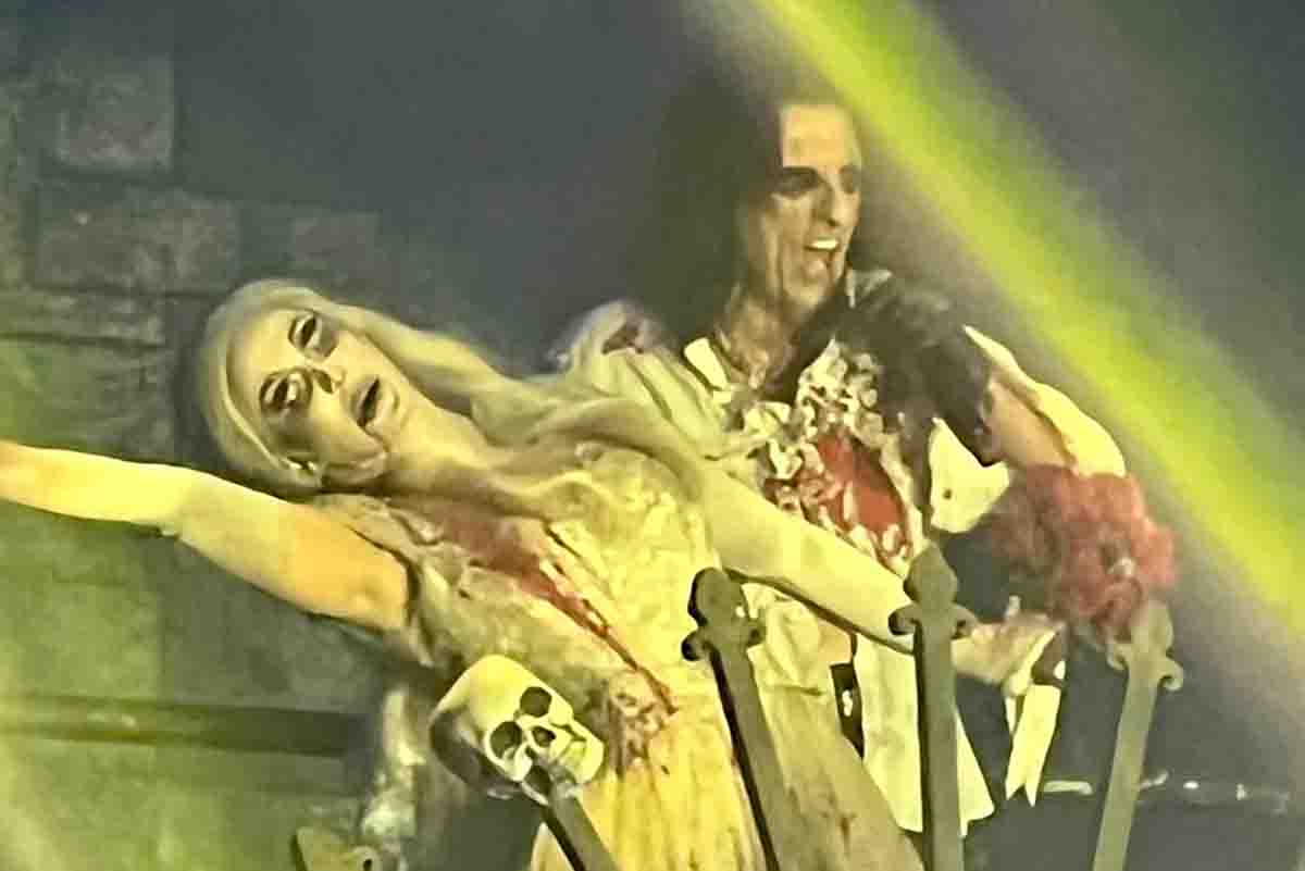Alice con il corpo della fidanzata che muore in una delle sue canzoni