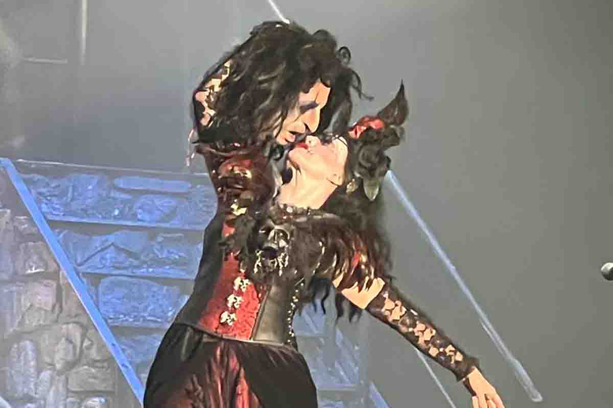 La figlia Calico bacia la testa mozzata del padre: lo show di Alice Cooper