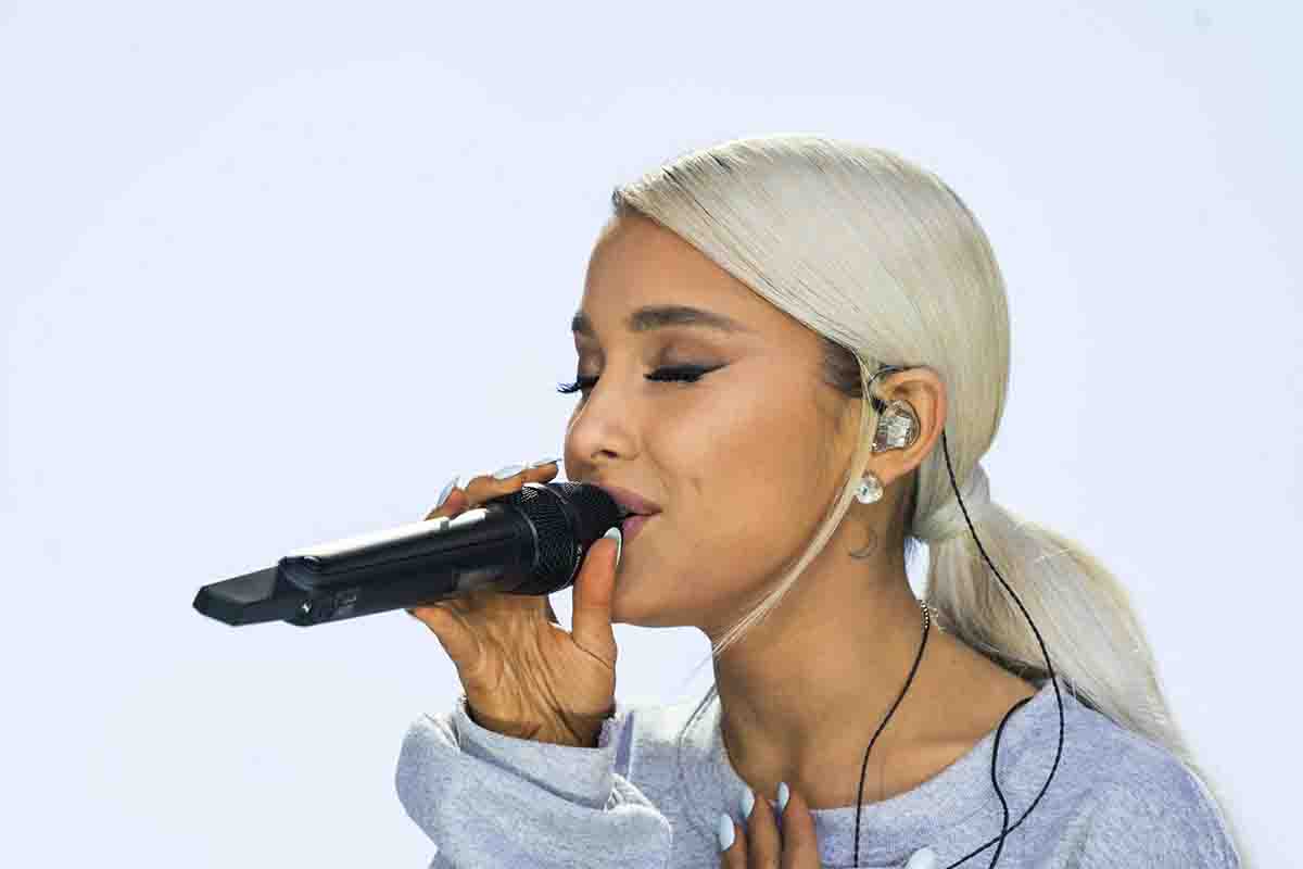 Ariana Grande, dopo dieci anni è divorzio con la scuderia di Scooter Braun