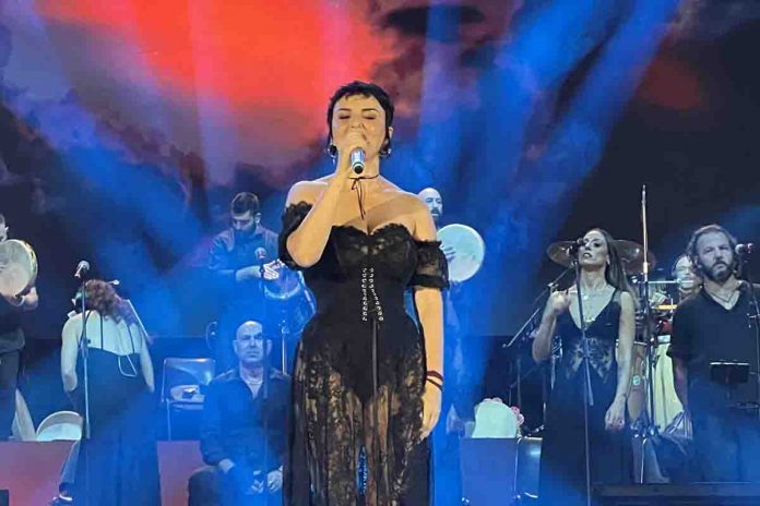 Arisa durante la 26esima edizione della Notte della Taranta a Melpignano