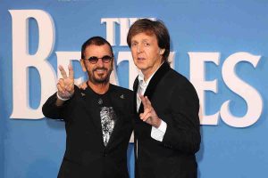 Ringo Starr a sinistra di Paul McCartney, quello che resta dei leggendari Beatles