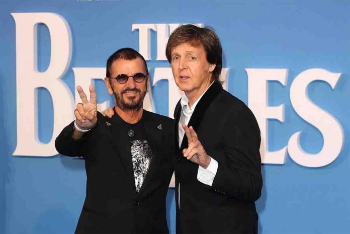 Ringo Starr a sinistra di Paul McCartney, quello che resta dei leggendari Beatles