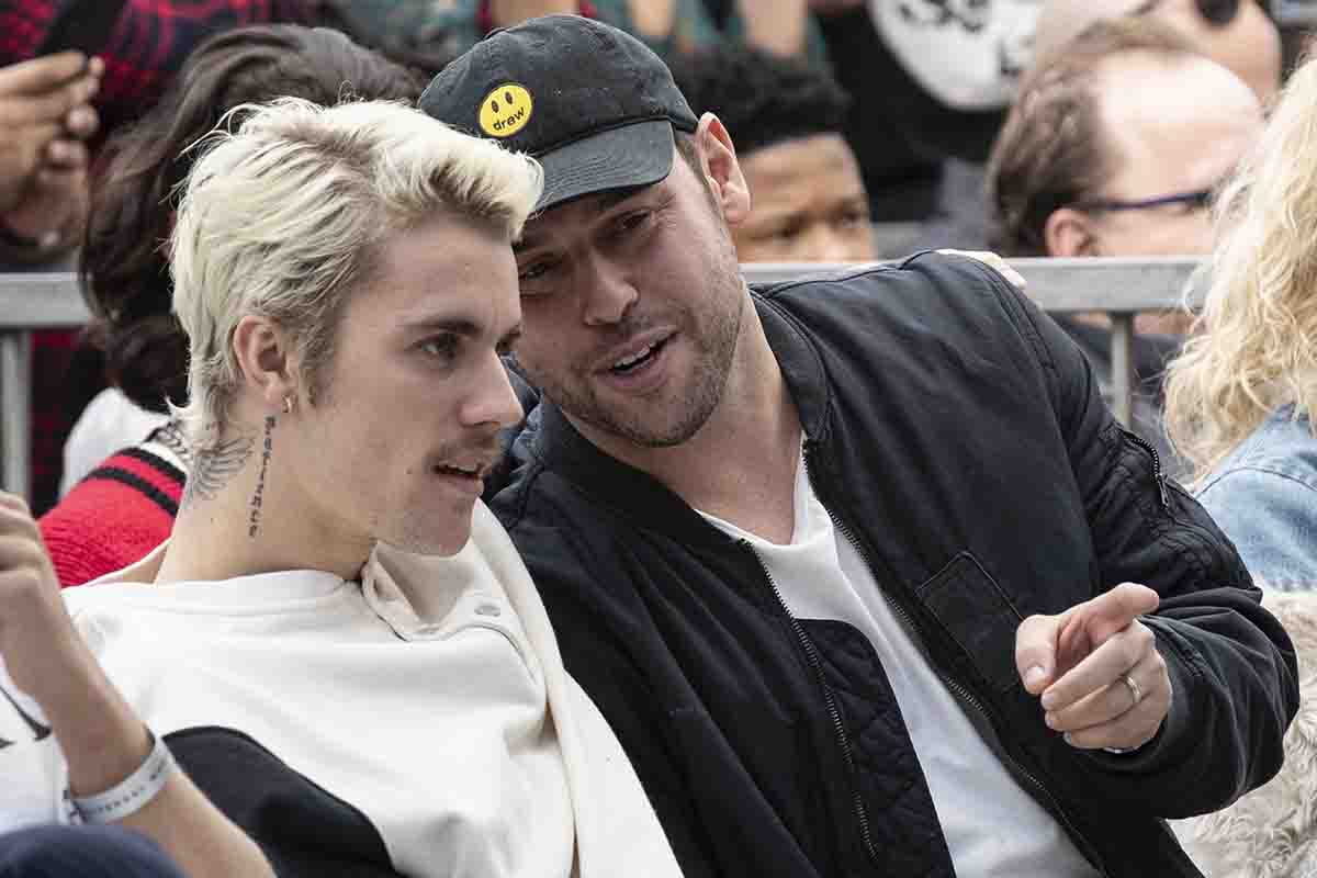 Justin Bieber a sinistra in compagnia di Scooter Braun