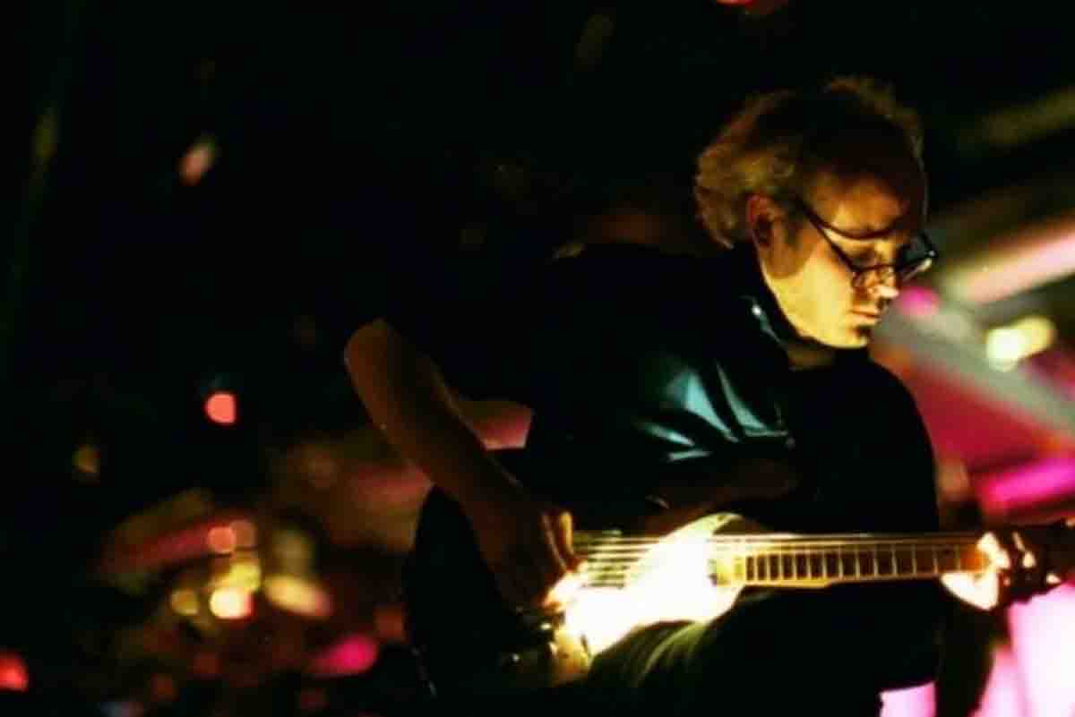 Brian Mc Bride sul palco con la sua chitarra insieme ai Stars of the Lid