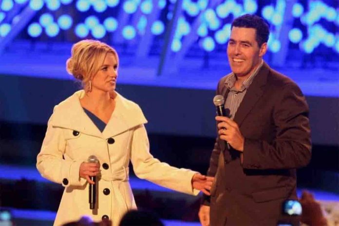 Britney Spears con il marito in una esibizione in TV