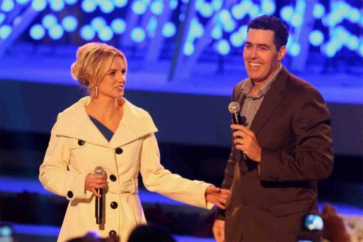 Britney Spears con il marito in una esibizione in TV