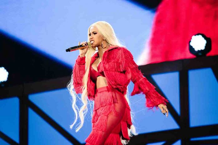 Cardi B, aggredita, ma potrebbe dover rispondere di aggressione