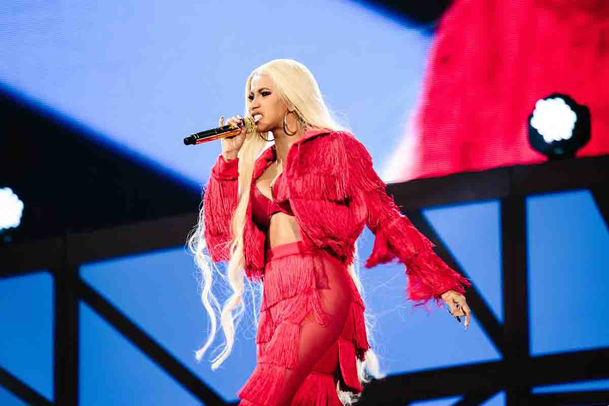 Cardi B, aggredita, ma potrebbe dover rispondere di aggressione