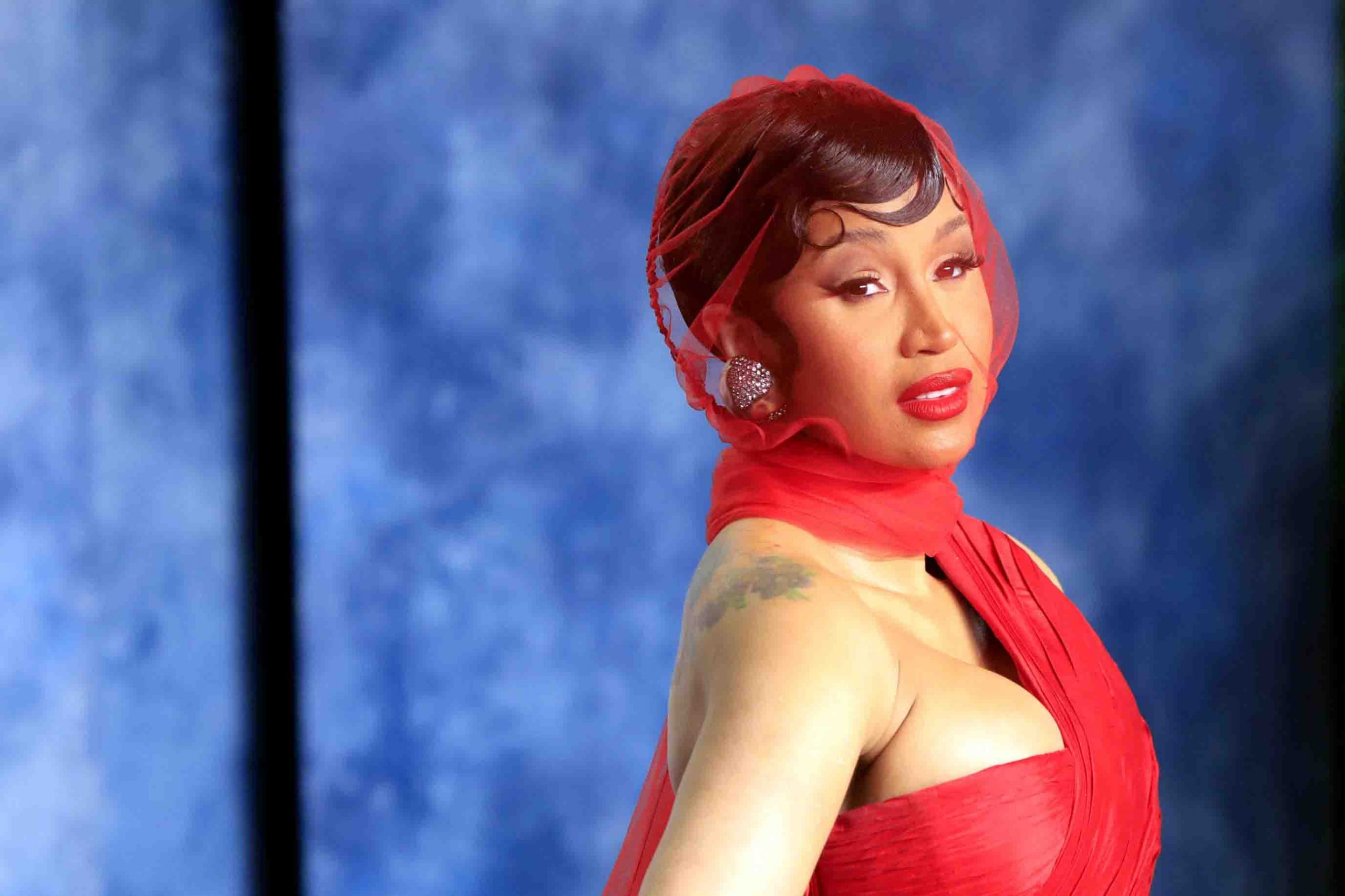 Una bella immagine di Cardi B su un red carpet