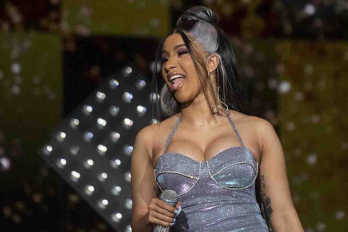 Cardi B Cardi B sul palco, in mano uno dei pesantissimi microfoni di scena che utilizza abitualmente