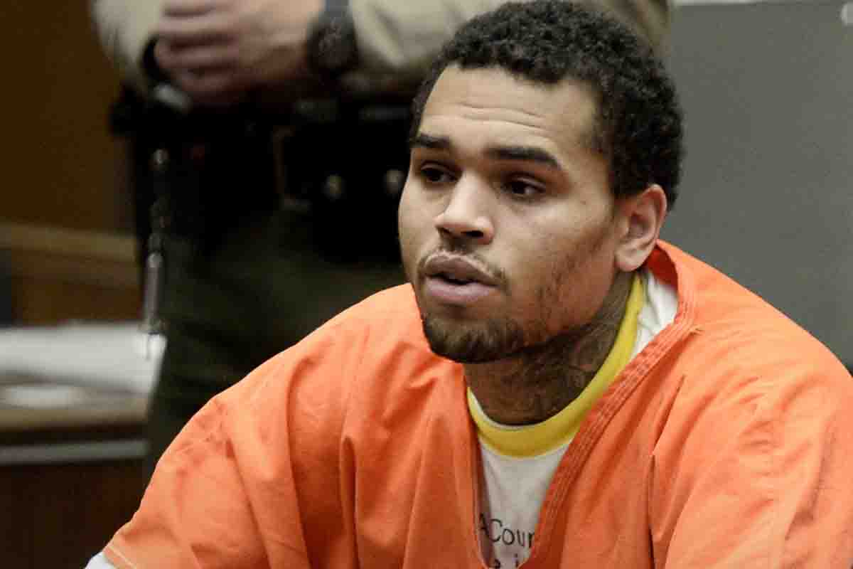 Chris Brown all'epoca del processo per lesioni aggravate a danno di Rihanna