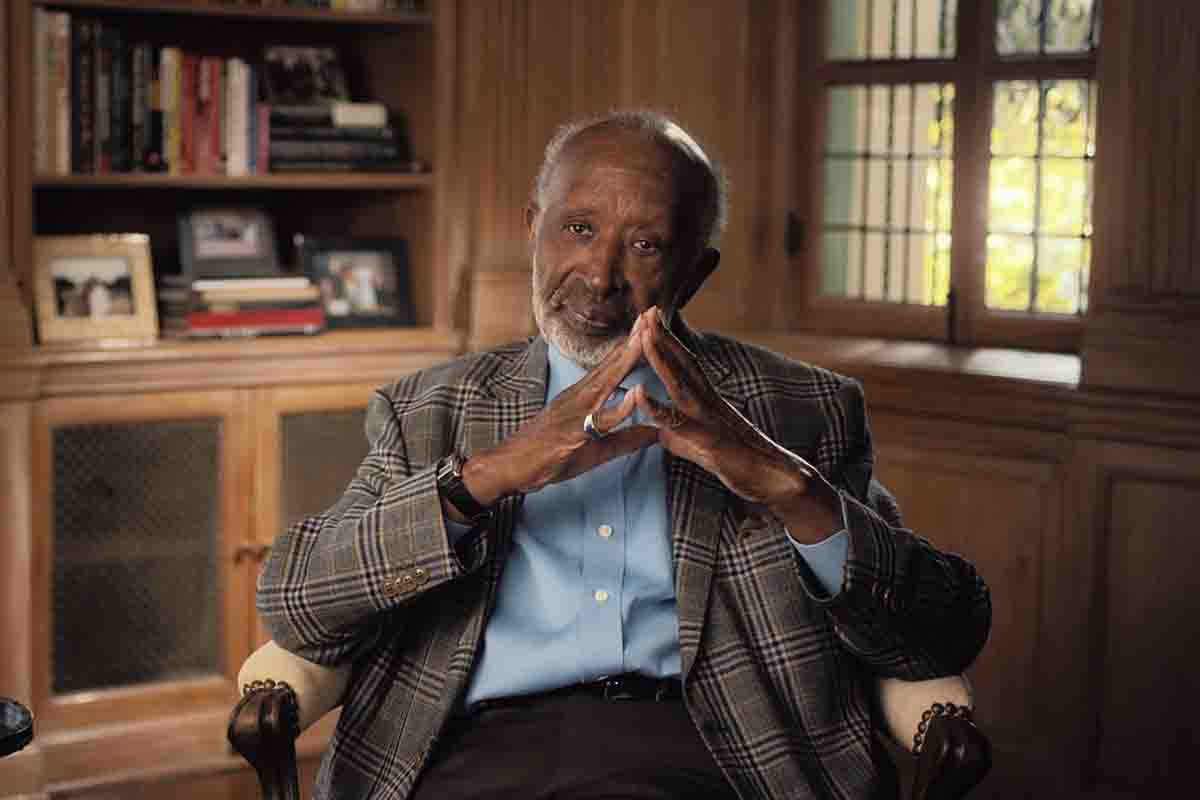 Clarence Avant nel suo studio di Beverly Hills