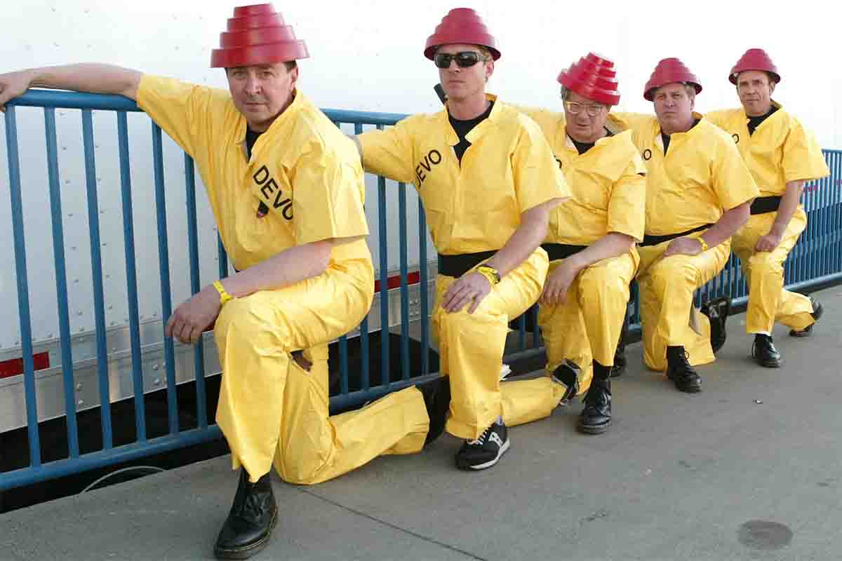 I Devo in una foto promozionale del 2004