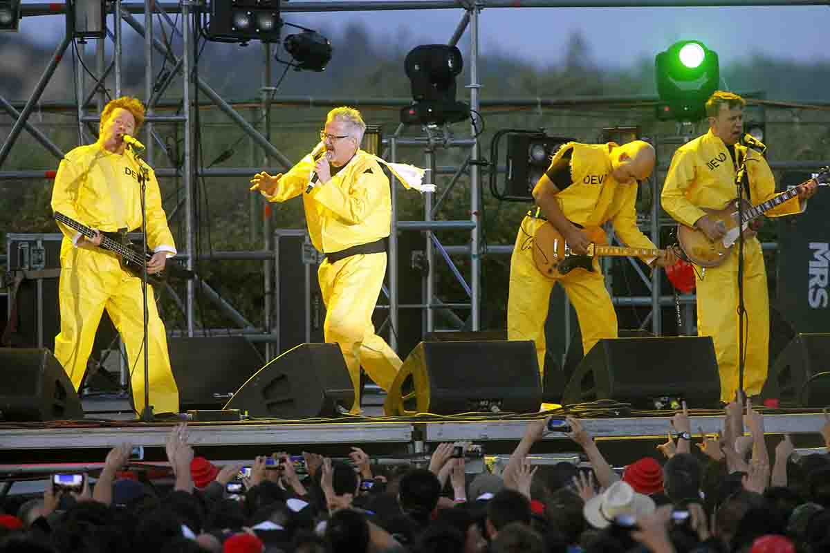 Mark Mothersbaugh, secondo da sinistra con i Devo sul palco