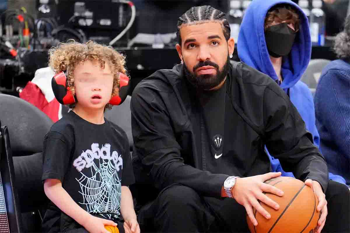 Drake con il figlio Adonis alla partita dei Raptors