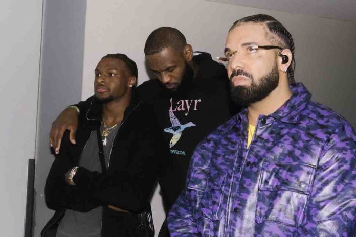 Sulla destra Drake, alle sue spalle Bronny e LeBron James